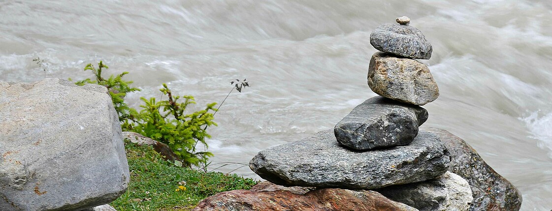 Steinmännchen am Wasser